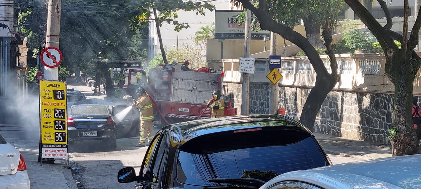 Carro pega fogo em frente a um posto de gasolina na Tijuca - Portal Grande  Tijuca